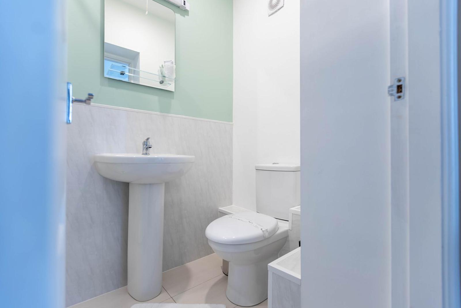 Roger Ground Guest House - With Onsite Car Parking Уиндермер Екстериор снимка